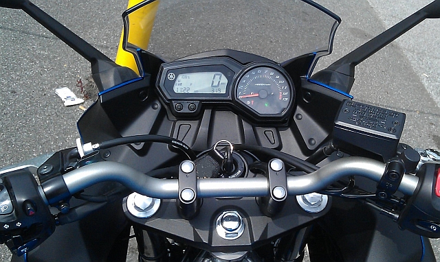 digital speedo and display with analog rev counter on the yamaha XJ6 Diversion